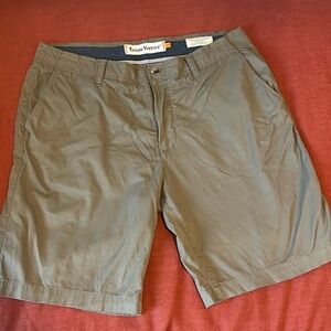 Men’s hunter green shorts 9in inseam